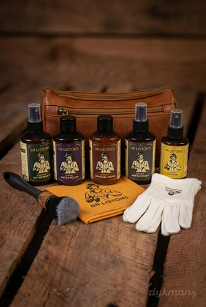 Dr. Liston's Ultimate Guitar Cleaning Set op een warme houten achtergrond